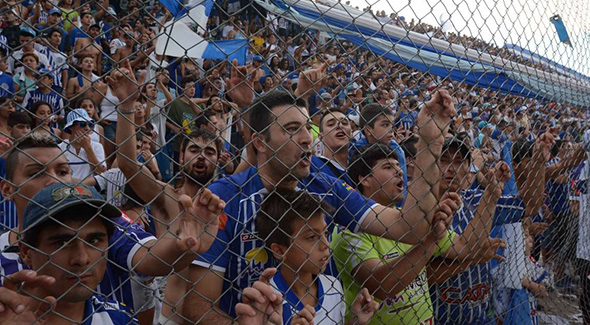 Los hinchas son rehenes de una lucha de poder