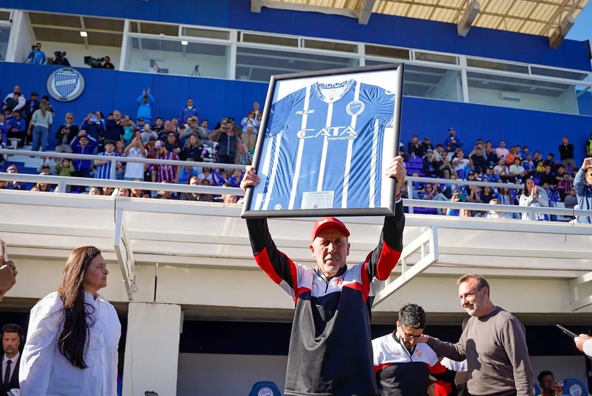 El reconocimiento de Godoy Cruz para Daniel Oldrá/ Foto: Alex Lloret.